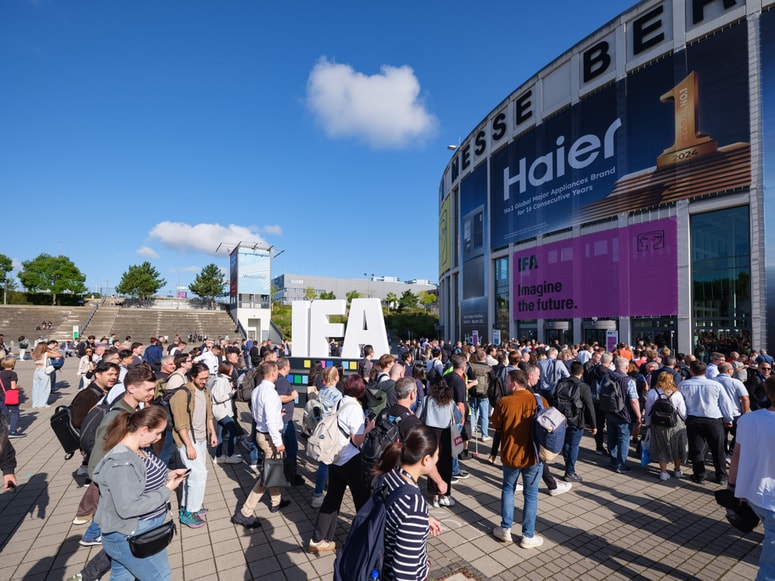 Od petka do ponedeljka, ko je bil sejem IFA odprt za javnost, se je pred vhodom na sejmišče trlo radovednih obiskovalcev. 
