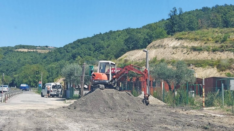 Z delovnim strojem so pred nekaj tedni začeli odstranjevati kupe peska ob nekdanjem gostinskem objektu.