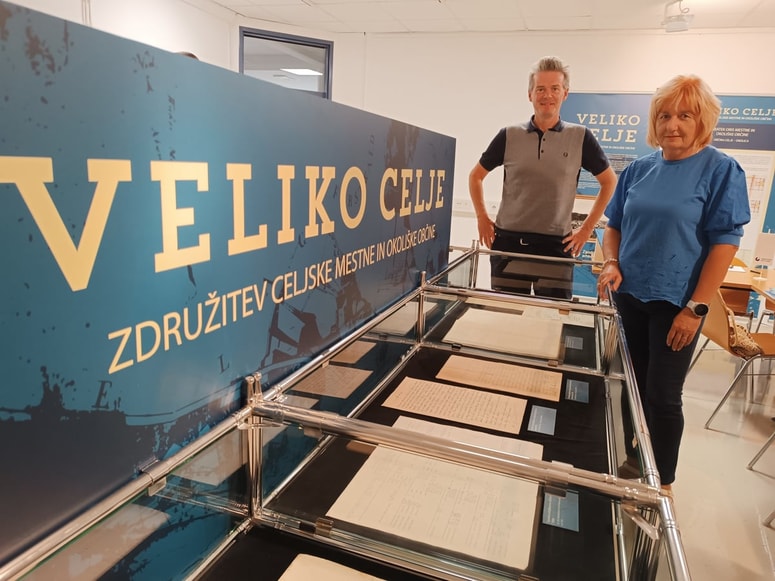 Novo razstavo v Zgodovinskem arhivu Celje sta predstavila direktor Borut Batagelj in avtorica Hedvika Zdovc. 