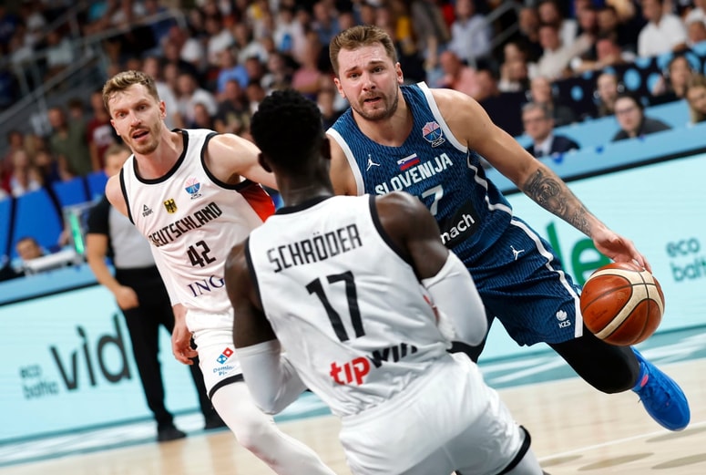 Dennis Schröder je že na začetku tretje četrtine izsilil četrto osebno napako Luke Dončića. 