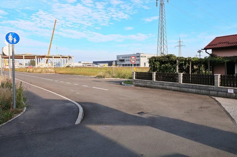 Krajani opozarjajo na uvoz in izvoz s parkirišča za tovornjake ob stičišču Vzhodne in Čobčeve ulice v Spodnjih Hočah.