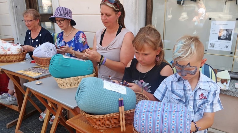 Štirje rodovi: Anica Uršič, hči Anka, vnukinja Tea ter pravnuka Tinkara in Miha na predstavitvi klekljanja za veliko navdušenje občudovalcev 