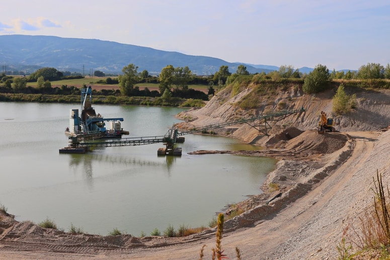 Krajani in župan Rač so prepričani, da podjetje Gokop v gramoznici Rače 2 še zmeraj izkopava gramoz, čeprav mu je koncesija za to potekla že maja 2023. Podjetje to zanika, izvajali naj bi le še sanacijska dela. 
