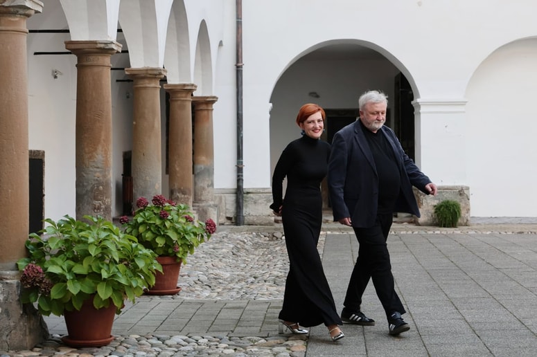 Ministrica za kulturo Asta Vrečko in župan Občine Slovenska Bistrica Ivan Žagar po podpisu pogodbe o sofinanciranju obnove gradu 