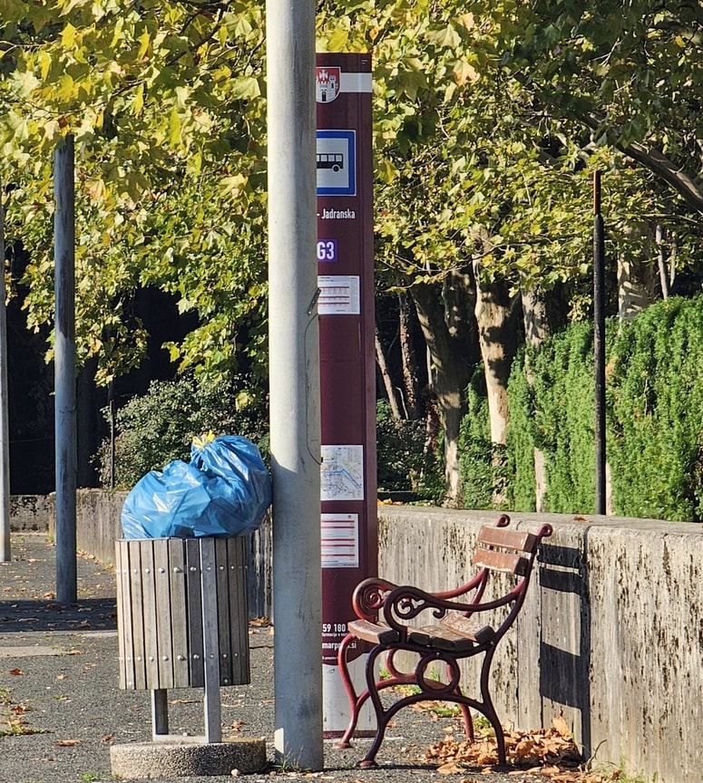 Koši na avtobusnih postajališčih so namenjeni le manjšim odpadkom, ki nastanejo na poti, ne pa gospodinjskim odpadkom.