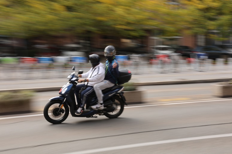 Je nastopil čas, da otrokom divjakom stopimo na prste?