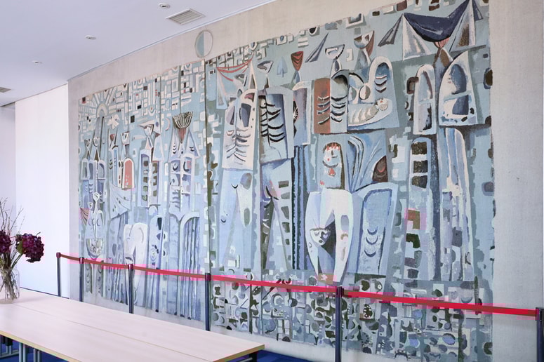 Avtor Marij Pregelj, eden najpomembnejših likovnih umetnikov slovenskega modernizma, je leta 1946 za takratno ustanovo Družbenopolitičnih organizacij Maribor (danes IZUM) izdelal predlogo za tapiserijo z naslovom Belo mesto. 