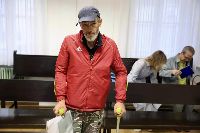 Daniel Cergol je na sodišče prišel s pomočjo bergel. 