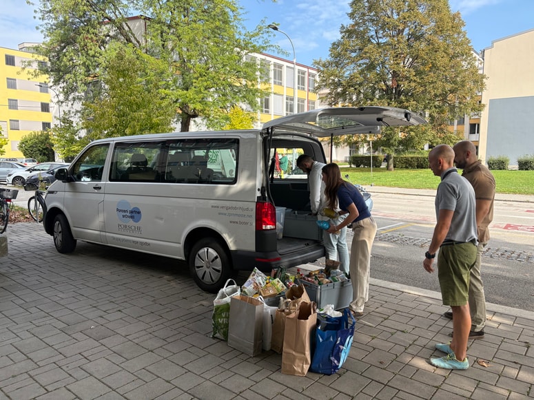 Minuli teden je fakulteta zbrano hrano in higienske pripomočke predala Zvezi Anite Ogulin. 