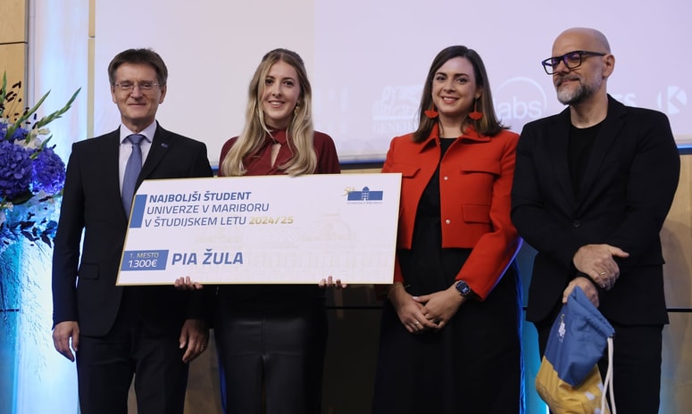 Najboljša študentka v študijskem letu 2024/25 je Pia Žula (druga z leve). Ob njej rektor Zdravko Kačič, prorektorica študentka Nomi Hrast in prorektor Dean Korošak. 