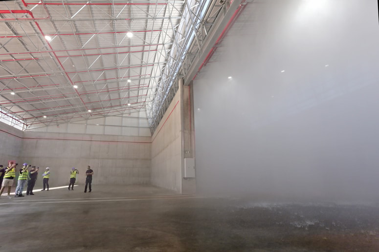 Ob otvoritvi hale so preizkusili avtomatski protipožarni sistem z vodo in peno. 