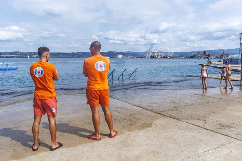 Delo reševalcev iz vode je zaradi resnosti vsakega dogodka in številnih kopalcev lahko deležno pohval ali kritik.