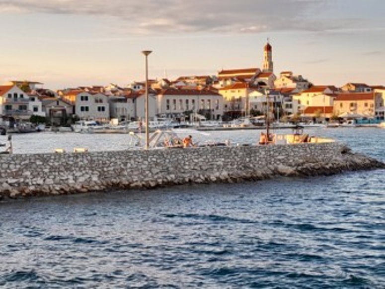 Betina ob sončnem zahodu. 