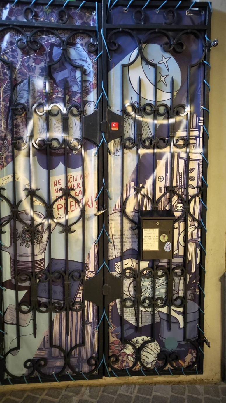 Skrunitelj je popisal delo ilustratorke Dore Kaštrun, ki je zasnovala vizualno podobo na potisku Mariborkinih vrat.