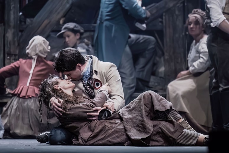 Neven Stipčić in Nikolina Vujić v enem najbolj znanih prizorov, umrle Eponine v Mariusovem naročju 