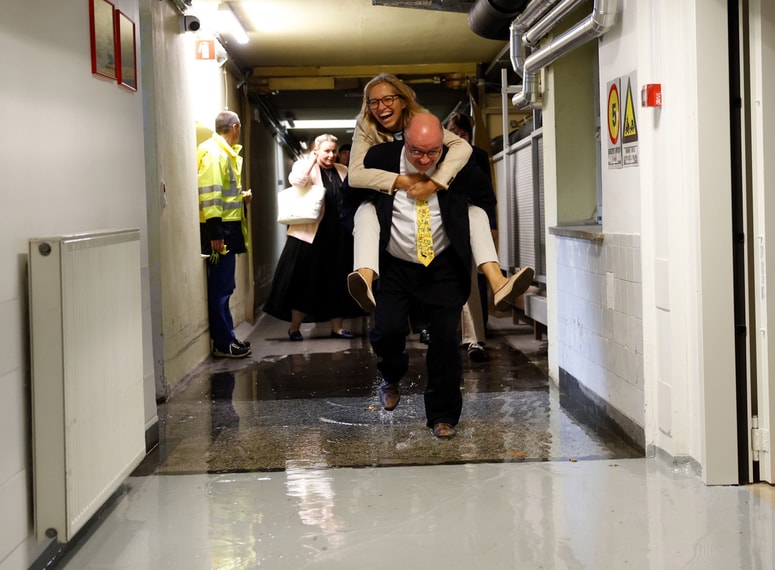 Odprtje Negovalne bolnišnice Julija, ministrico Valentino Prevolnik Rupel so po poplavljenem hodniku kar nosili. 