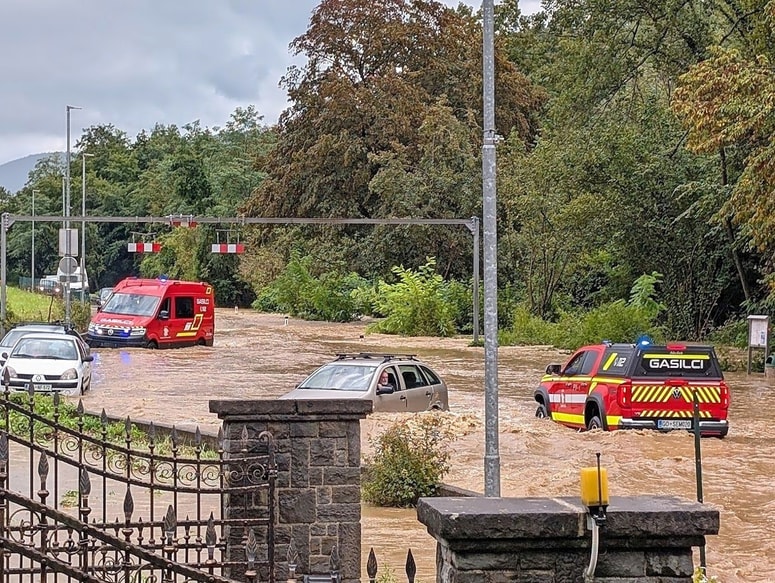 Gasilci in pripadniki civilne zaščite so bili včeraj najbolj zaskrbljeni v dveh primerih, ko so v avtih, ki jih je voda zalila skoraj do oken, obtičali ljudje.