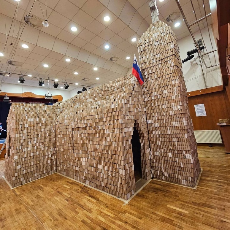 Želeli so postaviti repliko domače Grobeljske cerkve v naravni velikosti, vendar prostor ni bil dovolj visok, zato so naredili manjši zvonik kot je na cerkvi. Skulptura, ki so jo postavili leta 2023 je bila dolga 7,73 metra, visoka 5,58 metra in široka 4,77 metra. 