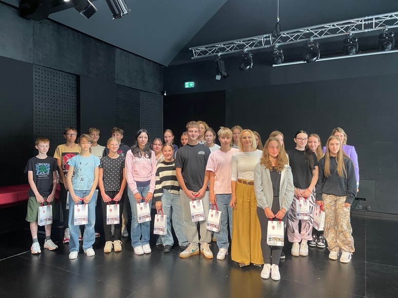 Županja Nuška Gajšek je sprejela osnovnošolce, ki so sodelovali na likovnem natečaju. 