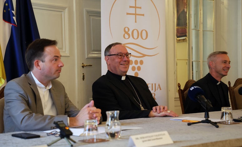 Od leve: Sebastijan Valentan, nadškof Alojzij Cvikl, Danijel Lasbaher 