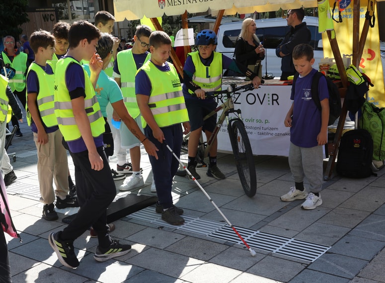 V okviru Dneva mobilnosti invalidov so mladi preizkušali, kako hoditi z belo palico in zaznavali taktilne oznake
