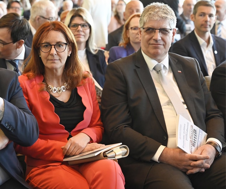 Za nekatere prekrške so predpisane višje globe, a te je treba izterjati, opozarjata ministra Andreja Katič in Boštjan Poklukar. 

