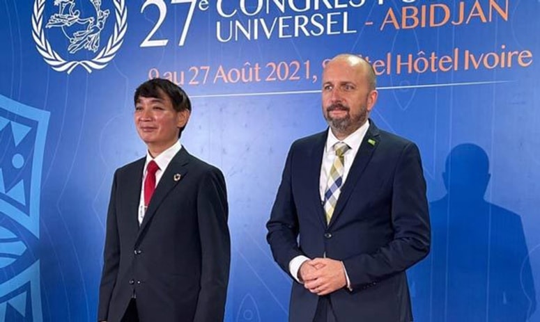 Slovenski predstavnik Marjan Osvald (desno), ob njem Masahiko Metoki, ob lanski izvolitvi na kongresu v Slonokoščeni obali.
 
