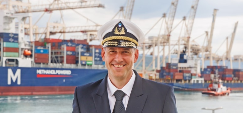 Jadran Klinec: "Pri velikih ladjah je velika inercija, zaradi katere se težko ustavijo. Če se ladja ne ustavi pravočasno, lahko poruši vse pred seboj - zato govorimo o veliki grožnji." 