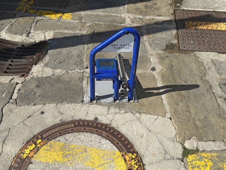 Parkirna zapora, ki ob določenih urah varuje parkirno mesto za potrebe hotela.