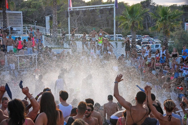 Glavna fotografija članka:Srednješolci z ekskurzij prihajajo z vročino, profesorji pa svarijo: "Prenehajmo si delati iluzije"