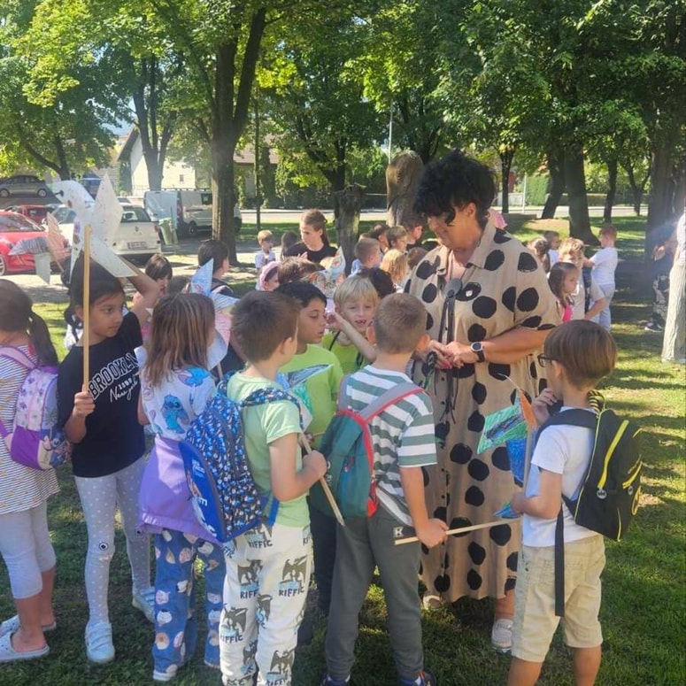 Vetrnice je skupaj z učenci zapičila mariborska podžupanja Davorka Pregl.