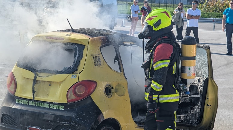 V Centru varne vožnje na Ljubečni je testno zagorelo električno vozilo.
