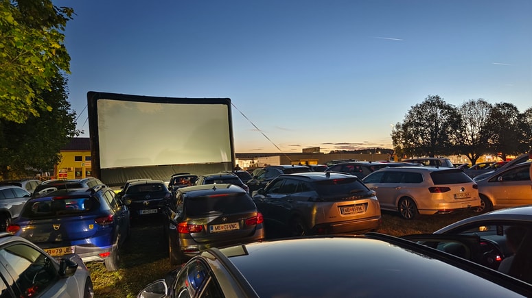 Zelenica pred AMZS centrom Lenart se je v soboto zvečer prelevila v pravo filmsko prizorišče.