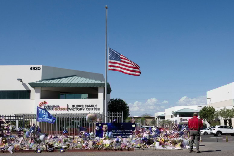 Glavna fotografija članka:V ZDA spominska slovesnost za umorjenega aktivista Kirka, glavni govorec bo Donald Trump