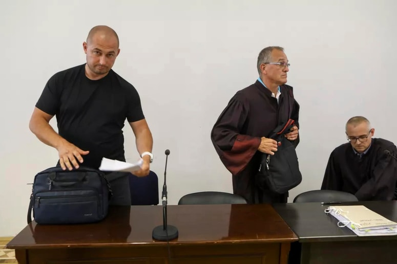 Ranis Smajlović (na fotografiji z zagovornikoma Borutom Markoškom in Igorjem Grošljem) trdi, da razmere pri materi niso bile primerne za otroka oziroma so ju ogrožale. 