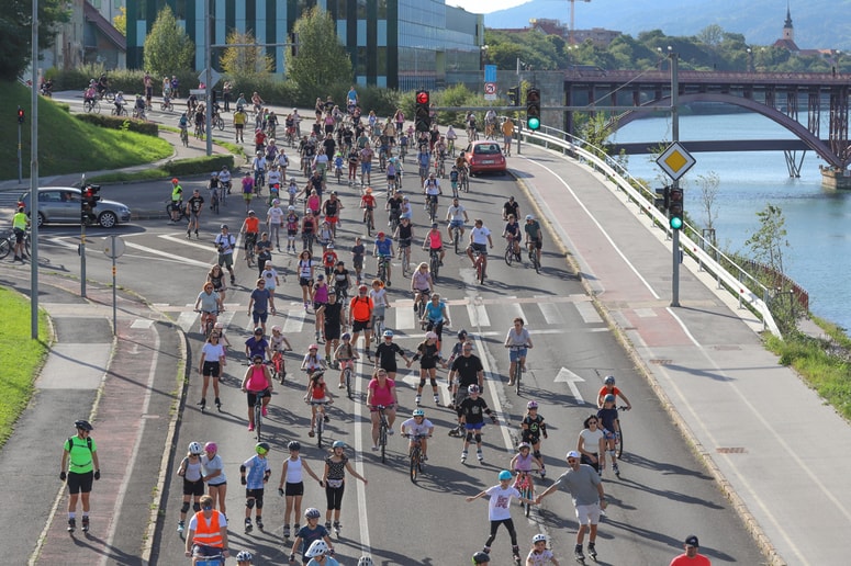 Prevladujejo zlasti družine z otroki, bilo je nekaj parov, starejših in mlajših posameznikov, ki so uživali v vzdušju. 