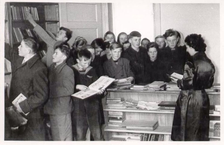 Gneča ob izposojevalnem pultu Pionirske knjižnice, okoli leta 1960
 