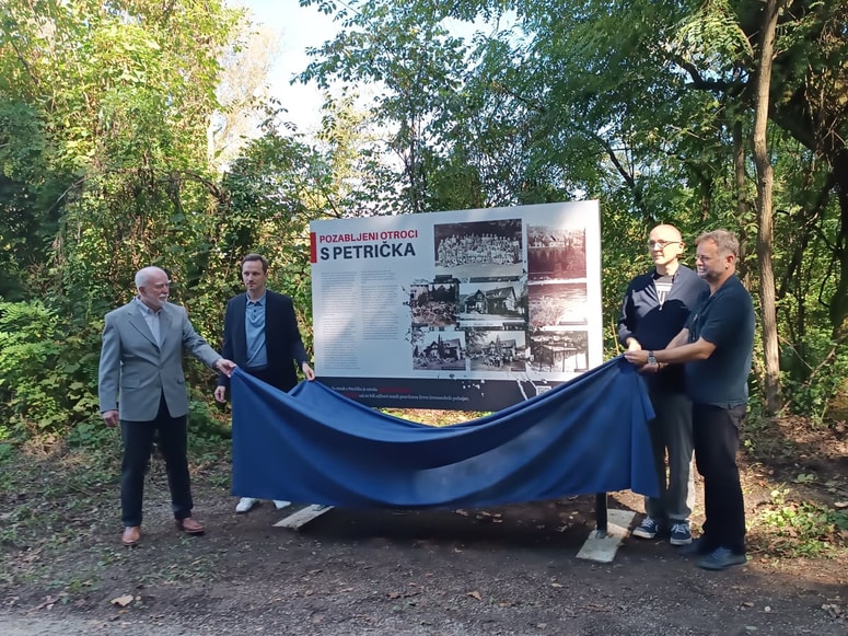 Franci Kindlhofer, Matija Kovač, Damir Žerič in Tonček Kregar so ob cesti na Lisce otvorili spominsko obeležje otrokom s Petrička. 