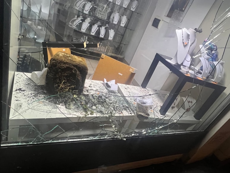 Opustošenje v prodajalni Ahat 