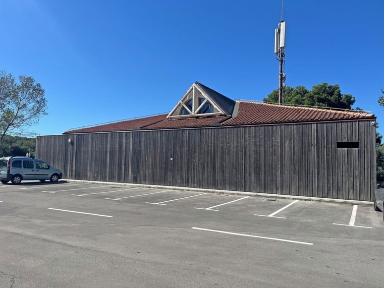 Nekdaj priljubljena ribja restavracija Kompas je danes obdana z leseno panelno ograjo. Občina načrtuje, da bo tu sedež upravljavca krajinskega parka.