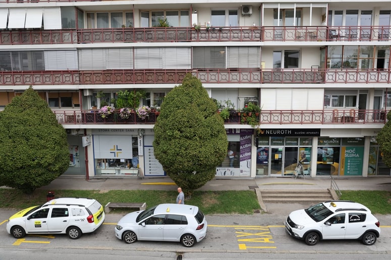 Taksistom je pred blokom v Ljubljanski ulici 1-3 a dovoljeno stati največ 60 minut, a pogosto tam stojijo dalj časa. 