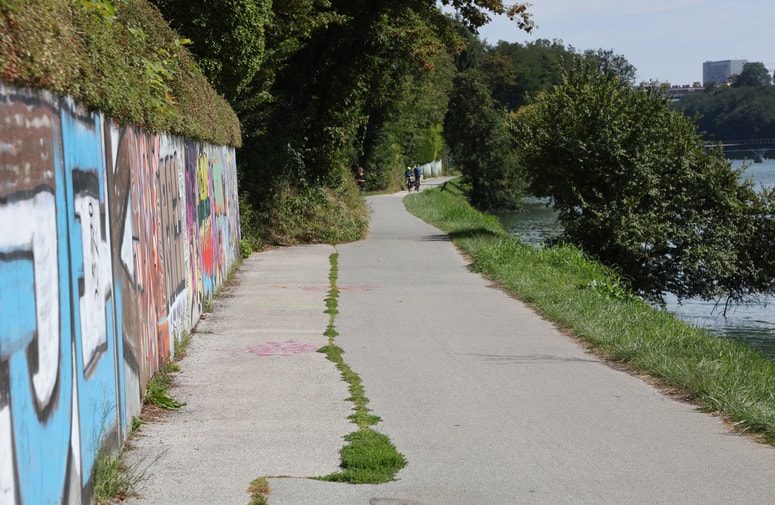 Ob priljubljeni sprehajalni poti med Lentom in Mariborskim otokom je zelo malo klopi in košev. 