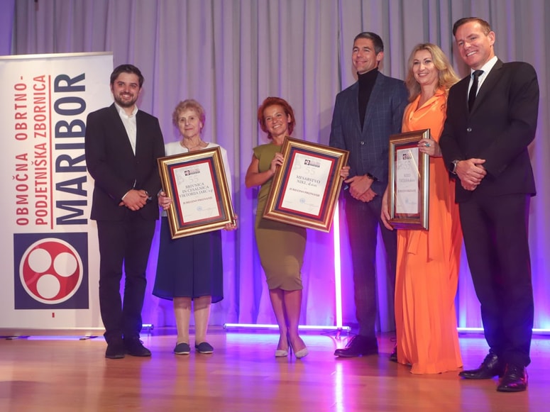 Marko Gorjak, Viktorija Jarc, Klavdija Nikl, Smiljan Škarica, Natalija Jelušič Babič in Aleš Pulko na podelitvi priznanj za 55 let delovanja. 