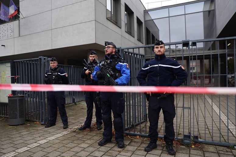 Francoski varnostni organi pred šolo, v kateri je bila v obraz zabodena učiteljica.