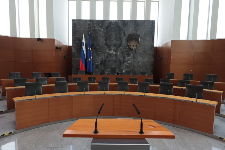 ZUJIK-I med drugim odpravlja prekarnost v kulturi, prinaša boljše delovne pogoje za samozaposlene delavce v kulturi in večjo socialno varnost zanje.