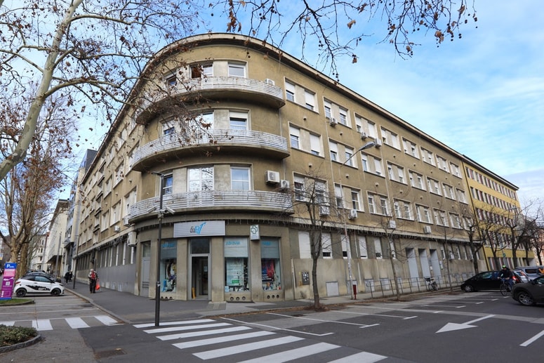 Zdravstveni dom dr. Adolfa Drolca Maribor je največji javni zdravstveni dom v severovzhodni Sloveniji in zagotavlja osnovno zdravstveno varstvo za približno 200.000 prebivalcev.