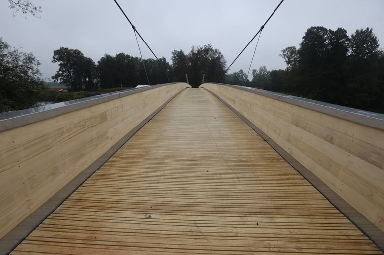 Most je projektiral mariborski Ponting, ki je avtor Studenške brvi na Lentu.  