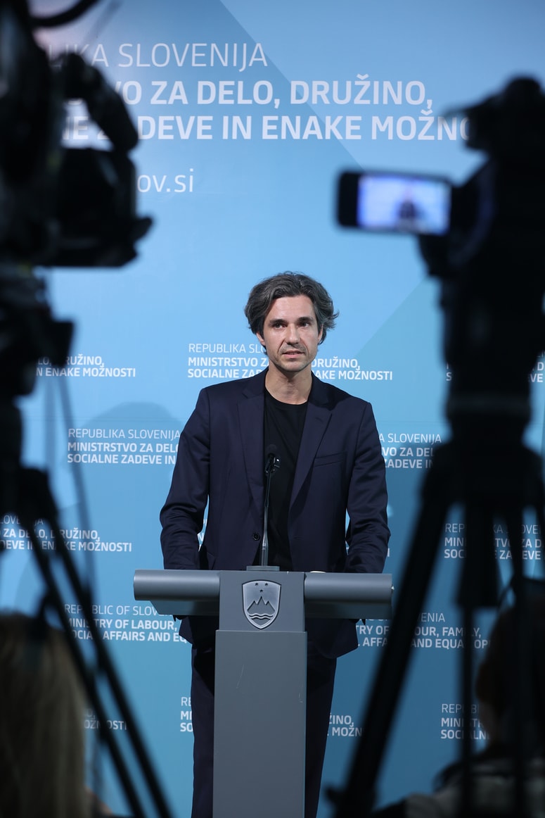 To je rušenje reforme, trdi minister Luka Mesec. 