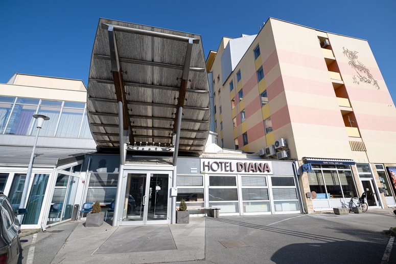 Nekoč znameniti mestni hotel bo morda po neuspelih poskusih oživitve v bližnji prihodnosti prisiljen v spremembo lastništva. Foto Jure Kljajić