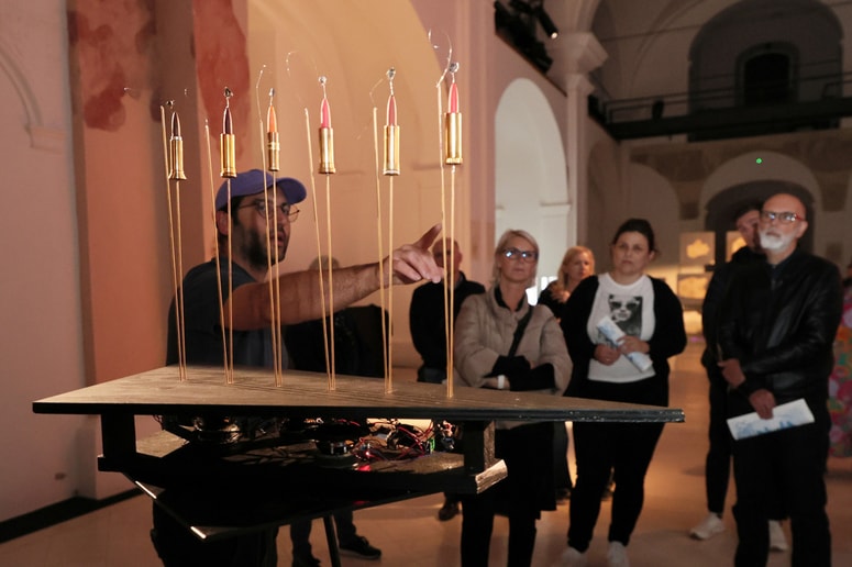 Osrednja razstava v Minoritski cerkvi nosi naslov Ezoterična ekotehnika: Iracionalna komputacija in zarotniško mreženje  